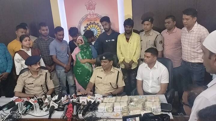 Chhattisgarh Police went to find 20 thousand stolen got 41 lakh ANN Chhattisgarh: 20 हजार चोरी के मामले में पुलिस के हाथ लगे 41 लाख, पुलिस अब मालिक की तलाश में जुटी