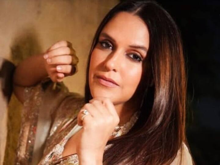 मिस इंडिया का खिताब अपने नाम करने वाली नेहा धूपिया ने मलयालम फिल्म मिन्नारम से अपने एक्टिंग करियर की शुरूआत की.  नेहा धूपिया ने अपने इंटरव्यू में इस बात का खुलासा किया था कि उनके पिता ने ये कहकर उनकी वापसी की टिकट बुक करा दी थी कि वो ये समझते हैं कि वो 3 महीने में वापस लौट आएंगी क्योंकि उन्हें IAS ऑफिसर बनना है.