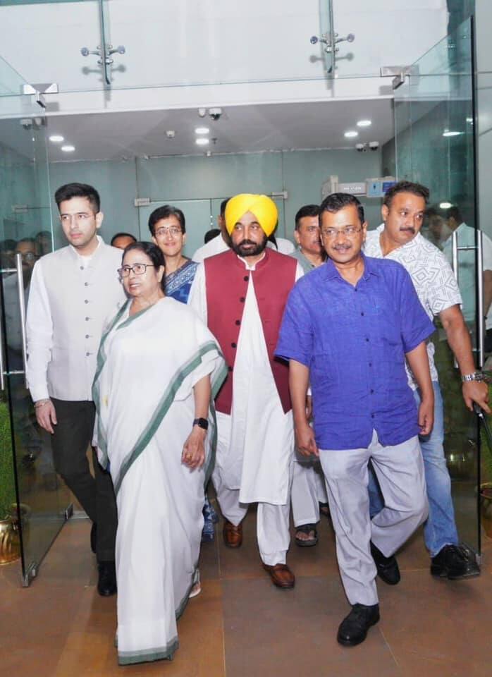সঙ্গে ছিলেন পাঞ্জাবের মুখ্যমন্ত্রী ভগবন্ত সিং মান, আপ নেতা রাঘব চাড্ডা এবং অতিশী মারলেনা। প্রায়, ১ ঘণ্টা মমতা বন্দ্যোপাধ্যায়ের সঙ্গে আম আদমি পার্টির নেতৃত্বের কথা হয়। দিল্লি সংক্রান্ত অর্ডিন্যান্স নিয়ে, লোকসভায় বিজেপির কোনও চিন্তা নেই, কারণ তাদের নিরঙকুশ সংখ্যাগরিষ্ঠতা আছে, কিন্তু, রাজ্য়সভায় এই অর্ডিন্য়ান্স আটকাতে হলে কেজরিওয়ালের কংগ্রেসের সমর্থন একান্তই প্রয়োজন। কিন্তু কংগ্রেস কি তা করবে?