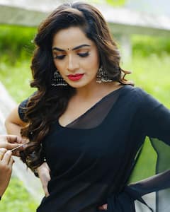 Karthika Deepam Shobhashetty Photos:  చీరలో తళుక్కుమన్న 'కార్తీకదీపం' మోనిత