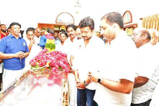 Meenakshi Temple Thakkar: மதுரை மீனாட்சியம்மன் கோயில் தக்கார் மறைவு - அமைச்சர் உதயநிதி , கனிமொழி எம்பி நேரில் அஞ்சலி