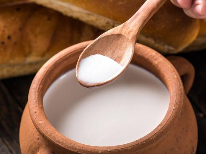 मिट्टी के बर्तन में जमाई गई दही का स्वाद अलग होता है. यह काफी स्वादिष्ट होता है. क्योंकि इसमें हल्का सा मिट्टी का स्वाद भी जुड़ जाता है. वैसे तो डेयरी प्रोडक्ट नेचर में एसिडिक होते हैं. लेकिन जब आप दही को मिट्टी के बर्तन में जमाते हैं तो इसकी अम्लता को संतुलित करना आसान हो जाता है.