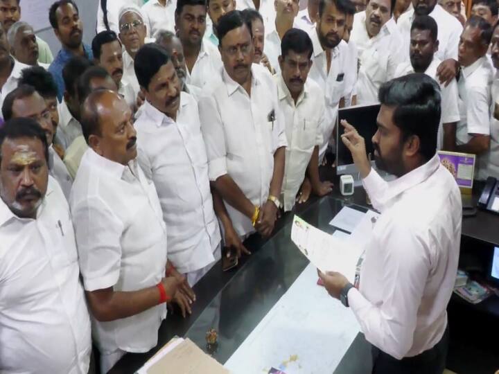 Nellai: The contractor should be arrested in the roof collapse incident - AIADMK petitions to besiege the Corporation Commissioner TNN நெல்லை: மேற்கூரை இடிந்து விழுந்த சம்பவத்தில் ஒப்பந்ததாரரை கைது செய்ய வேண்டும் -  அதிமுகவினர் ஆணையரிடம் மனு