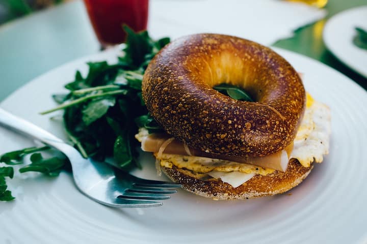 Bagel। এই খাবারটিও আজকাল বহু বাঙালি বাড়ির ব্রেকফাস্ট টেবিলে দেখা যায়। কিন্তু বহু ক্ষেত্রে এর মধ্যে ক্রিম থাকে। তাতেও আখেরে লাভের চেয়ে ক্ষতির আশঙ্কা বেশি।