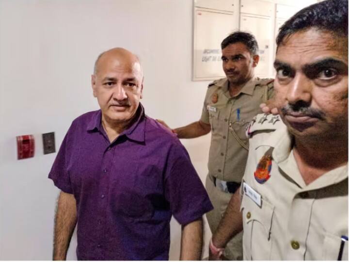 AAP accuses policeman of misbehaving with Manish Sisodia Delhi Police denied AAP ने पुलिसकर्मी पर लगाया मनीष सिसोदिया से बदसलूकी का आरोप, अब दिल्ली पुलिस ने कही ये बात