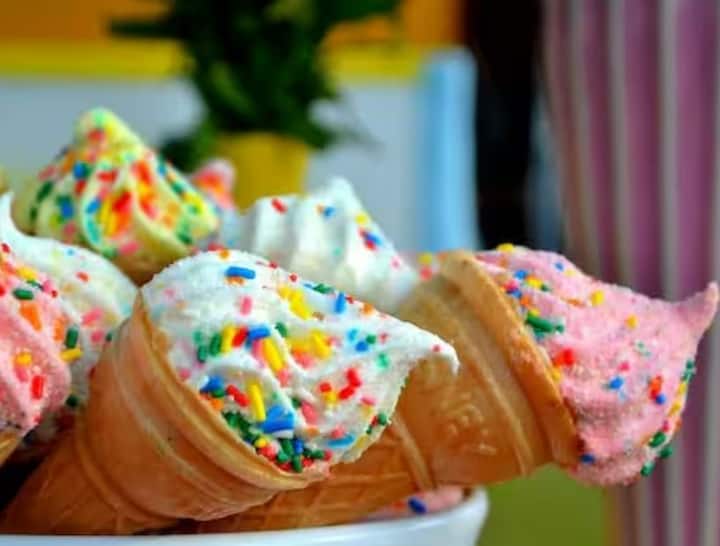 આઈસ્ક્રીમમાં અલગ-અલગ ફ્લેવર, દૂધ, ચોકલેટ, ચેરી અને ડ્રાયફ્રૂટ્સનો ઉપયોગ કરવામાં આવે છે, જેનું વધુ સેવન કરવામાં આવે તો સ્વાસ્થ્ય પર ખરાબ અસર પડે છે.