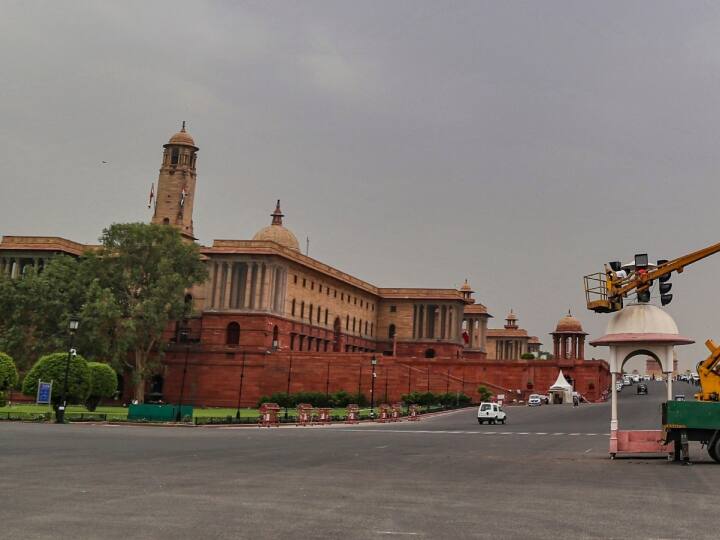 Delhi weather Thunderstorm with light to moderate intensity rain in these area अगले दो घंटे में दिल्ली-NCR के इन इलाकों में गरज के साथ हो सकती है हल्की बारिश, IMD ने दी जानकारी