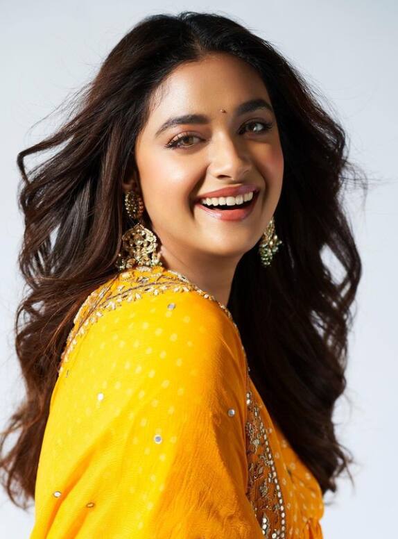 किर्ती सुरेशला अल्पावधीतच दाक्षिणात्य सिनेसृष्टीत चांगलीच लोकप्रियता मिळाली आहे.