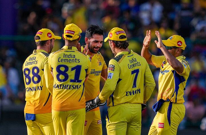 इंडियन प्रीमियर लीगच्या इतिहासात चेन्नई आणि गुजरात हे संघ तीन वेळा आमने-सामने उतरले आहेत. यामध्ये गुजरात संघाचं पारड जड आहे. गुजरात संघांने चेन्नई विरोधातील सर्व तीन सामने जिंकले आहेत.