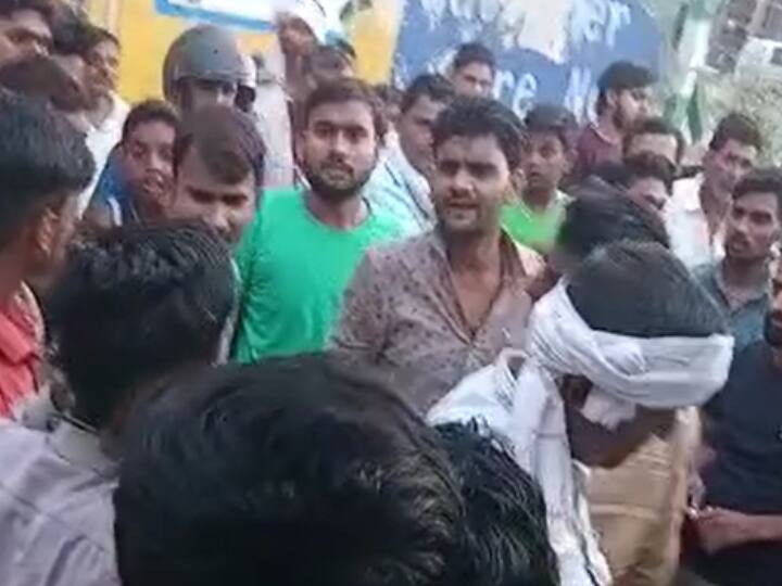 Auraiya dabang brutally beat up raodways bus conductor for asking for tickets ann Auraiya News: औरैया में कंडक्टर को टिकट मांगना पड़ा भारी, दबंगों ने रास्ते में रोडवेज बस रोककर बेरहमी से पीटा