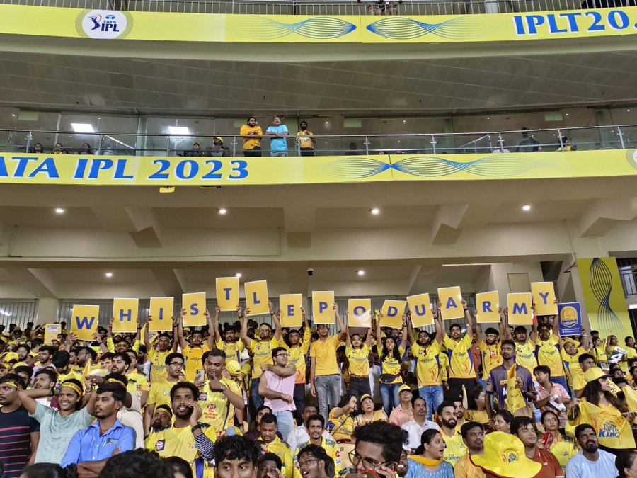 CSK Fans: மறக்குமா நெஞ்சம்..! நெகிழ வைக்கும் ரசிகர்கள்; 'விடாமுயற்சி'யை கைவிடாத 'தல' தோனி..!