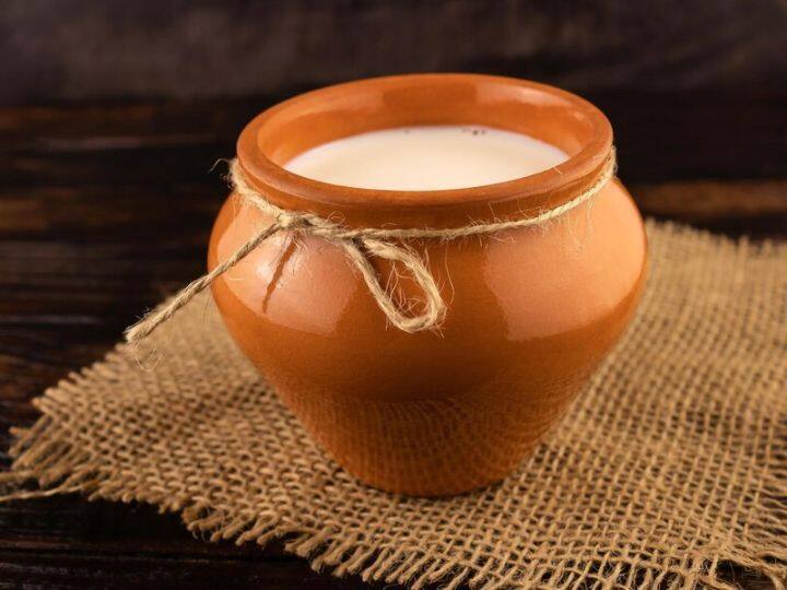 दरअसल मिट्टी के बर्तन का इस्तेमाल दही जमाने के लिए सदियों से किया जा रहा है. वैसे तो लोग कांच और स्टील के बर्तनों में इसे जमाते हैं, लेकिन मिट्टी में दही को जमाना सबसे ज्यादा फायदेमंद और अच्छा माना जाता है.