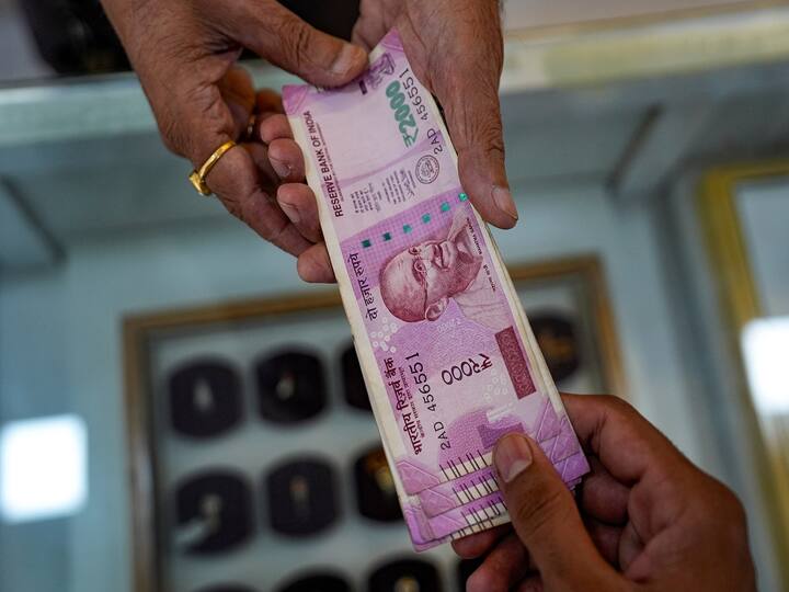 Due to lower cash retention limits, several banks reportedly refused to exchange Rs 2,000 notes, instead directing customers to deposit them. (Image Source: PTI)
