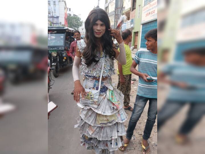 Urfi Javed fan in Bhagalpur young man wearing a paper dress blogging on social media ann Bihar News: भागलपुर में उर्फी जावेद के फैन को देखने के लिए जुटी भीड़, पेपर के ड्रेस पहने युवक को देख लोग बोले- कमाल है