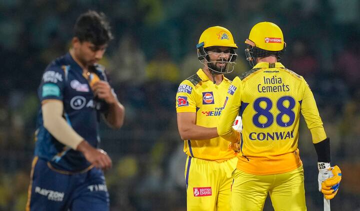 173 धावांचा आव्हानाचा पाठलाग करताना गुजरातच्या संघाची सुरुवात खराब झाली. शुभमन गिल आणि राशिद खान यांचा अपवाद वगळता एकाही फलंदाजाला लौकिकास साजेशी खेळी करता आली नाही. गुजरातच्या फलंदाजांनी हराकिरी केली. चेन्नईच्या गोलंदाजांनी अचूक टप्प्यावर मारा केला. १७३ धावांच्या आव्हानाचा पाठलाग करताना गुजरातची सुरुवात खराब झाली. वृद्धीमान साहा याने विकेट फेकली. त्यानंतर हार्दिक पांड्याही लगेच बाद झाला. दासुन शनाका आणि शुभमन गिल यांनी डाव सावरण्याचा प्रयत्न केला. पण शनकाला जाडेजाने तंबूत धाडले. त्यानंतर डेलिड मिलर आणि राहुल तेवातियाही लगेच तंबूत परतले. विजय शंकरलाही इम्पॅक्ट पाडता आला नाही. विजय शंकर याने १४ तर शनाका याने १७ धावांची खेळी केली.