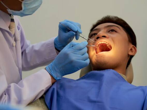 Mouth Cancer: मुंह के कैंसर के इन 6 लक्षणों को नहीं पहचान पाता इंसान, और फिर बढ़ती चली जाती है बीमारी Mouth Cancer: मुंह के कैंसर के इन 6 लक्षणों को नहीं पहचान पाता इंसान, और फिर बढ़ती चली जाती है बीमारी