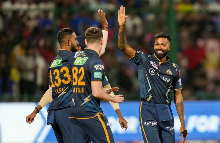 आयपीएलमध्ये चेन्नई (Chennai Super Kings) संघाने चार वेळा अंतिम विजेतेपद पटकावलं आहे. तर गतविजेत्या गुजरात टायटन्स (Gujrat Titans) संघाला सलग दुसऱ्यांदा चॅम्पियन होण्याची संधी आहे. या परिस्थितीत धोनीचा अनुभवापुढे गुजरातच्या आकडेवारीचं आव्हान असेल उभे राहतील का, हे जाणून घेऊया.