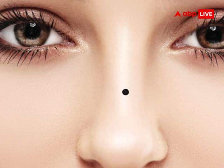 नाक पर तिल: जिस व्यक्ति के नाक पर तिल होता वो धनवान बनते हैं और ऐसे लोग घूमने-फिरने का शौक रखते हैं.