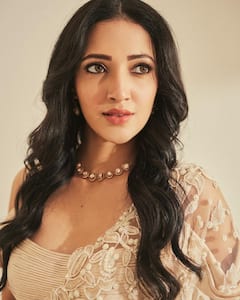 Neha Shetty Latest Pics : చీర కట్టిన రాధిక అలియాస్ నేహా - బ్లాక్ కాదండోయ్!