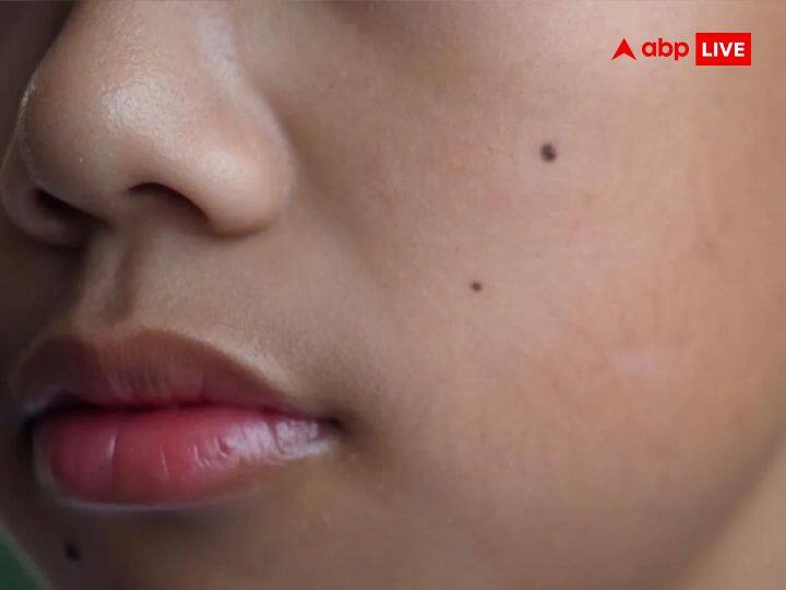 बाएं गाल पर तिल: जिनके बाएं गाल पर तिल होता है उन लोगों का गृहस्थ जीवन सुखमय रहता है और आर्थिक परेशानी भी नहीं रहती है.