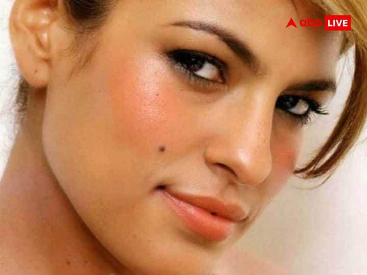 गाल में तिल: सामुद्रिक शास्त्र के अनुसार गाल के बीचों बीच तिल होने वाले व्यक्तियों का स्वभाव भावुक होता है और ये जल्दी बुरा भी मान जाते हैं. ये किस्तम के धनी होते हैं. ऐसे लोग बहुत आकर्षक भी होते हैं.