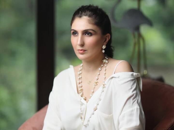 पाकिस्तान की फैशन डिजाइनर खादिजा शाह इस समय विवादों में हैं. इसके पीछे की वजह है कि उनको आर्मी कोर कमांडर के घर पर हमला करने के पीछे का मास्टरमांइड मान रही है.