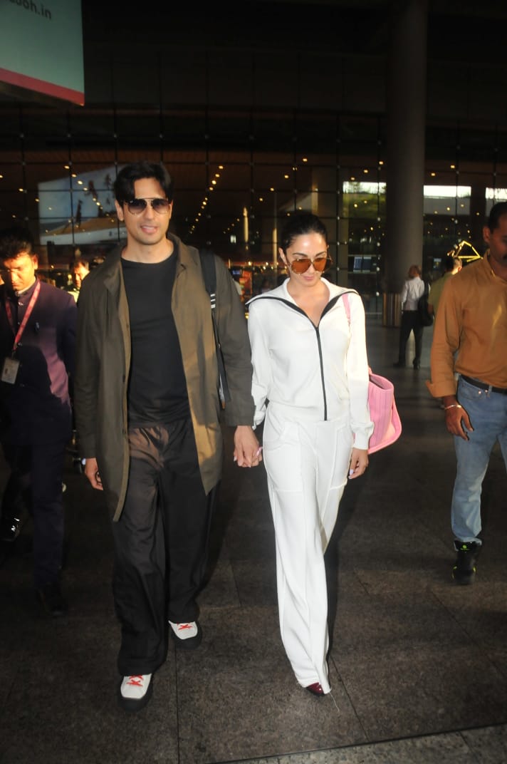 Sidharth Malhotra And Kiara Advani Walk Hand-In-Hand At Airport | SEE PICS