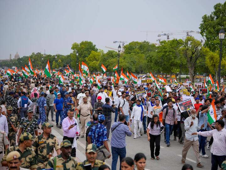 The protesting wrestlers took out a candlelight march from Jantar Mantar to India Gate demanding arrest of Wresting Federation of India chief Brij Bhushan Sharan Singh. Image Source: PTI