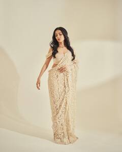 Neha Shetty Latest Pics : చీర కట్టిన రాధిక అలియాస్ నేహా - బ్లాక్ కాదండోయ్!