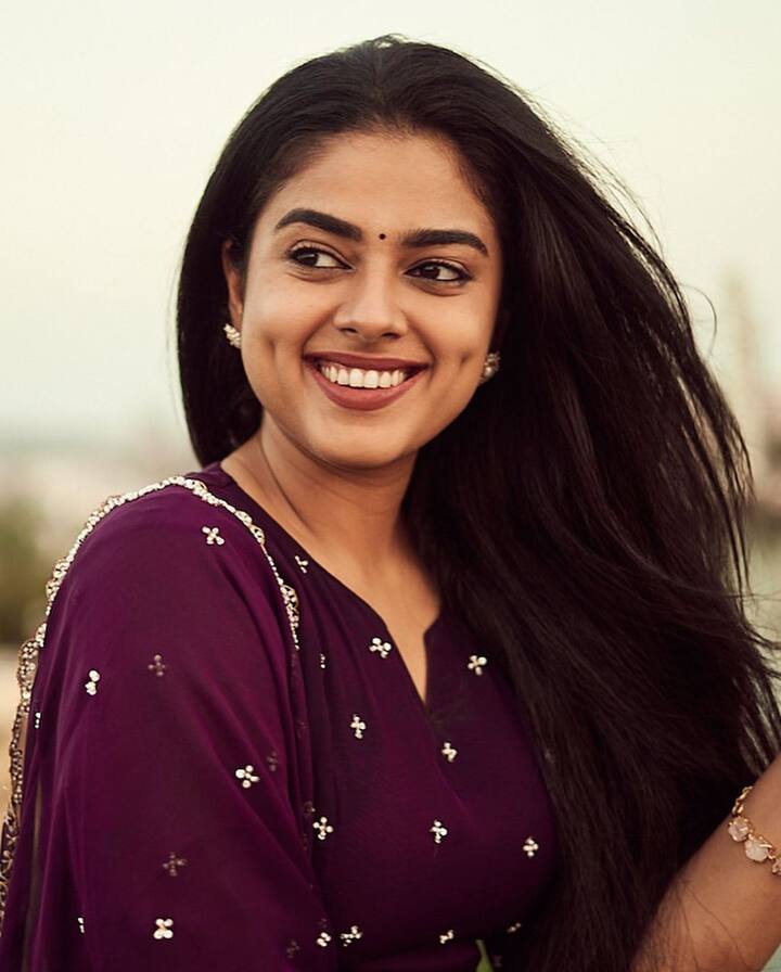 முதன் முதலாக குஜராத் மொழி படத்தில் நடித்து சினிமா உலகில் என்ட்ரியான இவர், ஜம்ப லக்கடி பம்பா என்ற படம் மூலம் தெலுங்கில் அறிமுகமானார்.