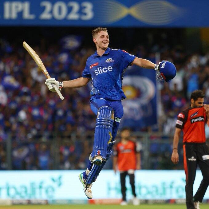 মুম্বই ইন্ডিয়ান্সের জার্সিতে আইপিএলে খেলেছেন ক্যামেরন গ্রিন। সানরাইজার্স হায়দরাবাদের বিরুদ্ধে ৪৭ বলে ১০০ রানের ইনিংস খেলেছেন তিনি।