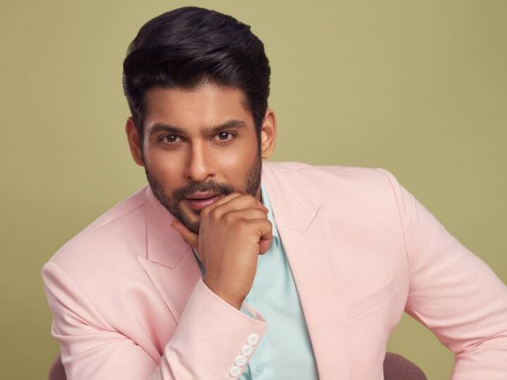 'बिग बॉस 13' के विनर और टीवी सीरियल 'बालिका वधू' फेम सिद्धार्थ शुक्ला का 2 सितंबर 2022 को हार्ट अटैक से निधन हो गया. महज 40 साल की उम्र में सिद्धार्थ ने इस दुनिया को अलविदा कह दिया.