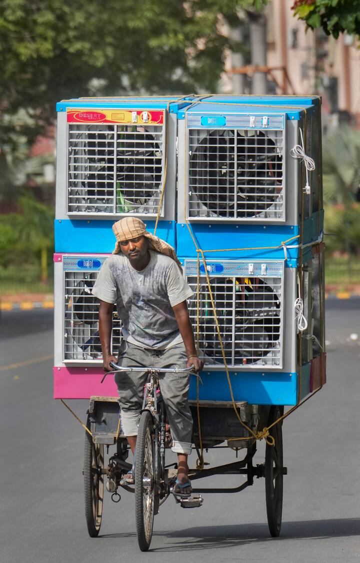 उन्हाच्या झळा वाढल्यामुळे कुलरची मागणीही वाढली आहे. (Photo:PTI)
