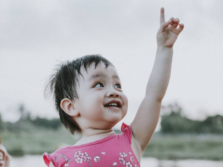 भारत में पहली उंगली उठाने का मतलब कुछ कहने या ध्यान खींचने के लिए इस्तेमाल होता है. लेकिन थाइलैंड में दूसरे को ऐसे उंगली दिखाना गंभीर अपराध होता है. दक्षिण अफ्रीका में भी इसे आक्रामक रुख माना जाता है.