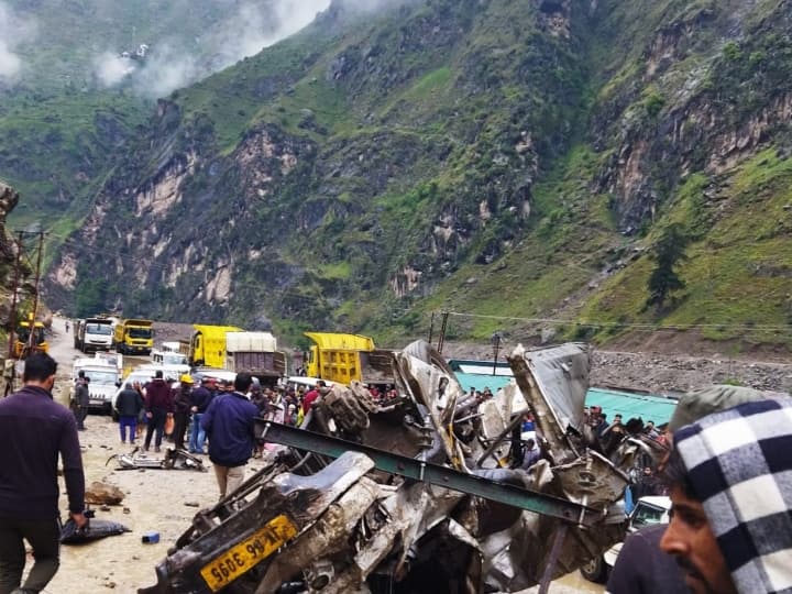 Jammu kashmir Kishtwar Road accident cruiser carrying employees Dhanduru Power Project Kishtwar Road accident: खाई में गिरी क्रूजर, जम्मू कश्मीर के किश्तवाड़ में दर्दनाक हादसा, 7 की मौत