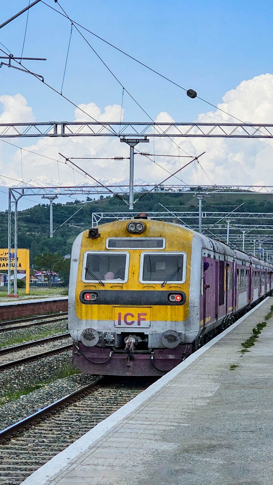 जैसे दो राज्यों की राजधानियों को जोड़ने वाली ट्रेन को