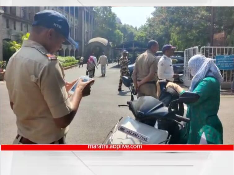 Pune Helmet day pune traffic police action against bikers who riding without helmet Pune Helmet day : हेल्मेट का वापरत नाही? शासकीय कर्मचाऱ्यांनी वाचला भन्नाट कारणांचा पाढा; पोलिसांची धकड कारवाई