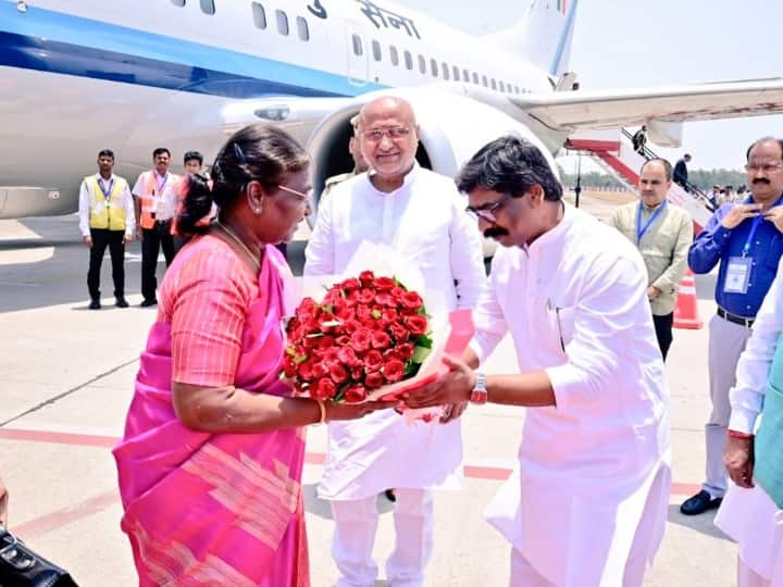 President Draupadi Murmu in Jharkhand CM Hemant Soren welcomed at Ranchi airport President Jharkhand Visit: राष्ट्रपति द्रौपदी मुर्मू पहुंचीं रांची, सीएम हेमंत सोरेन ने एयरपोर्ट पर किया स्वागत