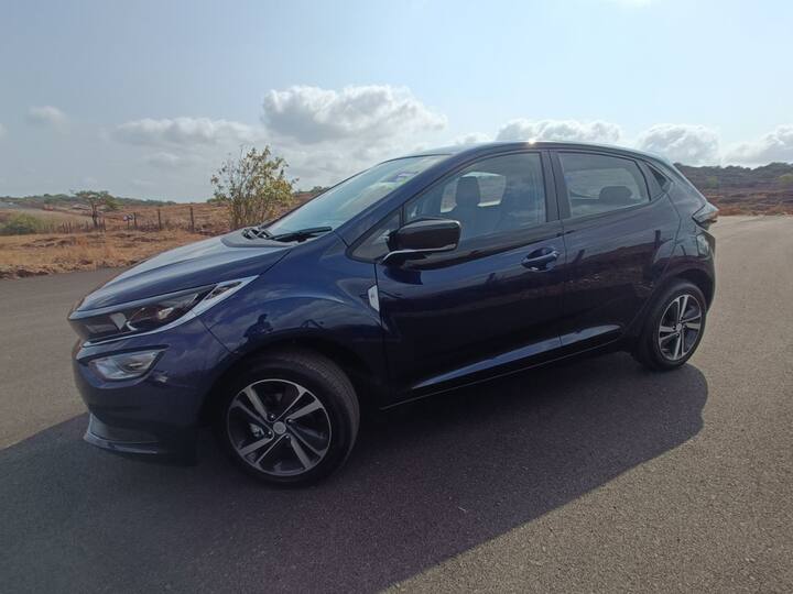 If we look at colour options then the Tata Altroz iCNG gets you four colour options, namely, Opera Blue, Downtown Red, Arcade Grey and Avenue White.  The Tata Altroz iCNG will compete with other premium hatchbacks which also come with CNG namely the Baleno and the Glanza.  With the Altroz iCNG Tata Motors has increased its CNG portfolio which also includes the Tigor compact sedan and the Tiago hatchback.