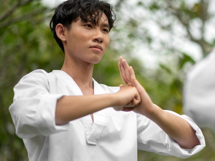 हथेली पर मुक्का मारने (Fisting your palm) का मतलब झल्लाहट दिखाना होता है. लेकिन मध्य पूर्व में आपका ऐसा करना सामने वाले को संभोग बनाने के लिए आमंत्रित करना है.