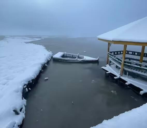 ભારતના 'મિની સ્વિટ્ઝર્લેન્ડ' ખજ્જિયારની મુલાકાત લેવા માટે માત્ર દેશમાંથી જ નહીં પરંતુ વિદેશથી પણ પ્રવાસીઓ આવે છે. આ સ્થળની સુંદરતા દરેકના દિલમાં વસે છે. દૂર-દૂરના ઘાસના મેદાનો તમને પ્રકૃતિની નજીક લઈ જાય છે.