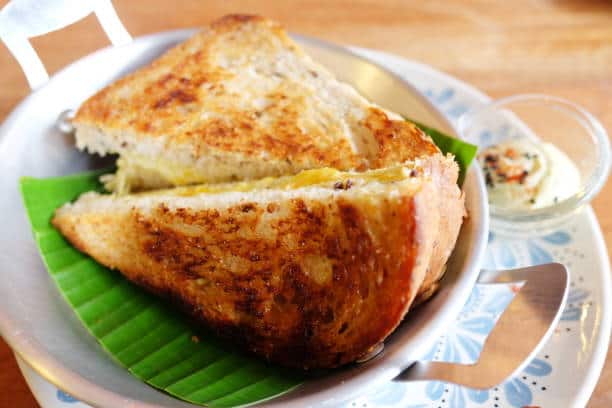 பிரேக் - ஃபாஸ்ட்டுக்கு இட்லி, தோசை சாப்பிட்டு சலித்து விட்டதா? இதோ இந்த புதிய ப்ரெட் ரெசிபியான சீஸி எக் டோஸ்டை வீட்டிலே செய்து பாருங்கள்!