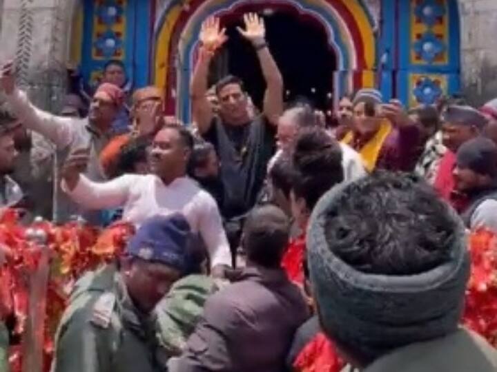 एक्टर ने भी इंस्टाग्राम पर मंदिर का एक वीडियो साझा किया और इसे कैप्शन दिया: जय बाबा भोलेनाथ. वायरल क्लिप में अक्षय के साथ काफी सिक्योरिटी भी है. वह मंदिर जाने के लिए पूरी तरह से काले रंग की पोशाक पहने नजर आ रहे हैं.