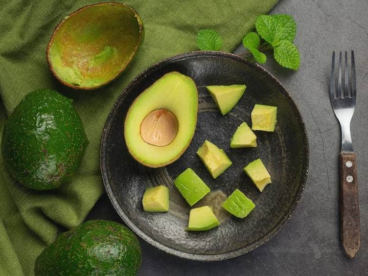 आम और एवोकाडो को छीलकर काट लें. आम, एवोकाडो और बोकोनसिनी चीज़ को 3 अलग-अलग छोटे आकार के कटोरे में रखें.एक छोटे कटोरे में, जैतून का तेल, नींबू का रस और नमक और काली मिर्च मिलाकर मसाला तैयार करें.