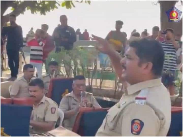 Watch: मुंबई पुलिस पर चढ़ा स्पेनिश वेब सीरीज Money Heist का खुमार, बैंड ने बजाया 'बेला सियाओ' सॉन्ग Mumbai Police band performs Bella Ciao cover in viral video Watch: मुंबई पुलिस पर चढ़ा स्पेनिश वेब सीरीज Money Heist का खुमार, बैंड ने बजाया 'बेला सियाओ' सॉन्ग