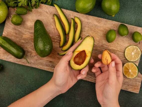 Mango Cheese and Avocado Salad: एक ही तरह के सलाद खाकर हो गए हैं बोर, तो बनाएं ये मैंगो का स्पेशल सलाद