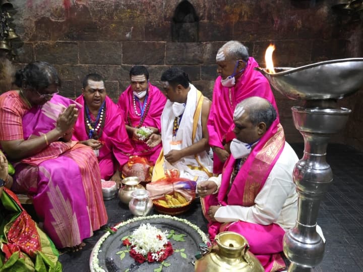 President Draupadi Murmu in Jharkhand Worshiped Baba Vaidyanath with complete rituals President in Jharkhand: देवनगरी में राष्ट्रपति का हुआ जोरदार स्वागत, पूरे विधि-विधान से की बाबा वैद्यनाथ की पूजा अर्चना