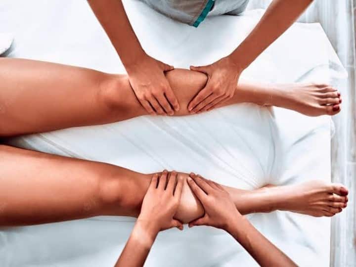 health tips ayurvedic dry udvartana massage health benefits in hindi वेट लॉस ही नहीं स्ट्रेस बस्टर भी है ये आयुर्वेदिक ड्राई मसाज...बॉडी पेन से भी मिलेगा छुटकारा