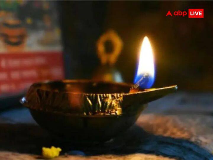 ఇంటి ప్రధాన ద్వారం వద్ద వెలిగించే దీపం మీరు బయటకు వెళ్లినప్పుడు కుడివైపు ఉండేలా పెట్టండి. దీపం వెలిగే ఒత్తి దిశ తూర్పు లేదా ఉత్తరం వైపు ఉండొచ్చు. పడమర, దక్షిణ దిశల్లో దీపం వెలిగించవద్దు