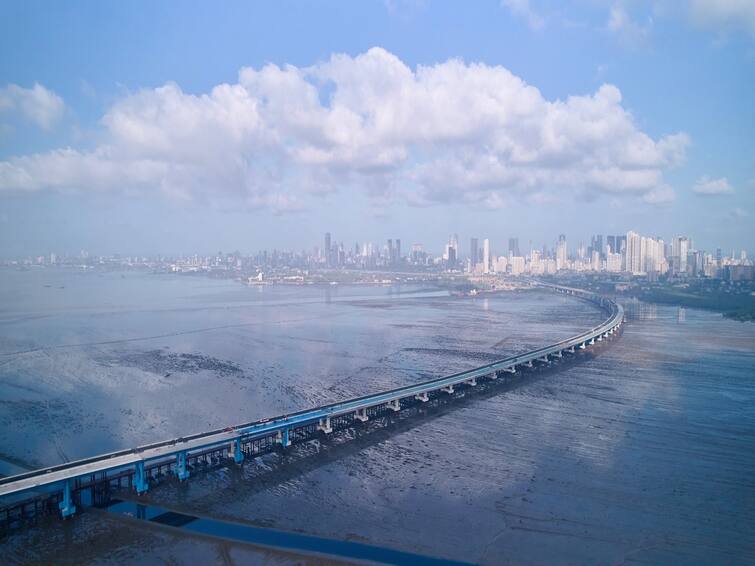 Mumbai Trans Harbour Link End-to-end connectivity achieved on right side CM to travel on India’s longest sea bridge Mumbai Trans Harbour Link:  मुंबईत भारतातील सर्वात लांबीचा सागरी सेतू; वाहतुकीसाठी लवकरच खुला होणार; जाणून घ्या याची वैशिष्ट्ये